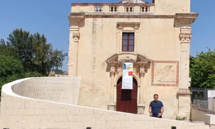 Il consigliere comunale Sergio Firrincieli davanti all'installazione temporanea collocata davanti all'ex chiesa di San Vincenzo Ferreri a Ragusa Ibla