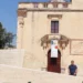 Il consigliere comunale Sergio Firrincieli davanti all'installazione temporanea collocata davanti all'ex chiesa di San Vincenzo Ferreri a Ragusa Ibla