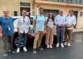 Delegazione di Italgas e amministratori comunali posano davanti a un veicolo dotato del sistema Picarro per il monitoraggio della rete del gas a Santa Croce Camerina
