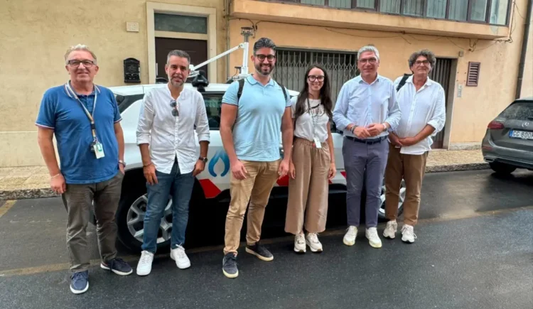 Delegazione di Italgas e amministratori comunali posano davanti a un veicolo dotato del sistema Picarro per il monitoraggio della rete del gas a Santa Croce Camerina