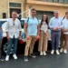 Delegazione di Italgas e amministratori comunali posano davanti a un veicolo dotato del sistema Picarro per il monitoraggio della rete del gas a Santa Croce Camerina