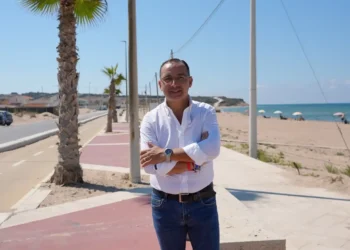 Andrea La Rosa sul lungomare di Cammarana durante un sopralluogo