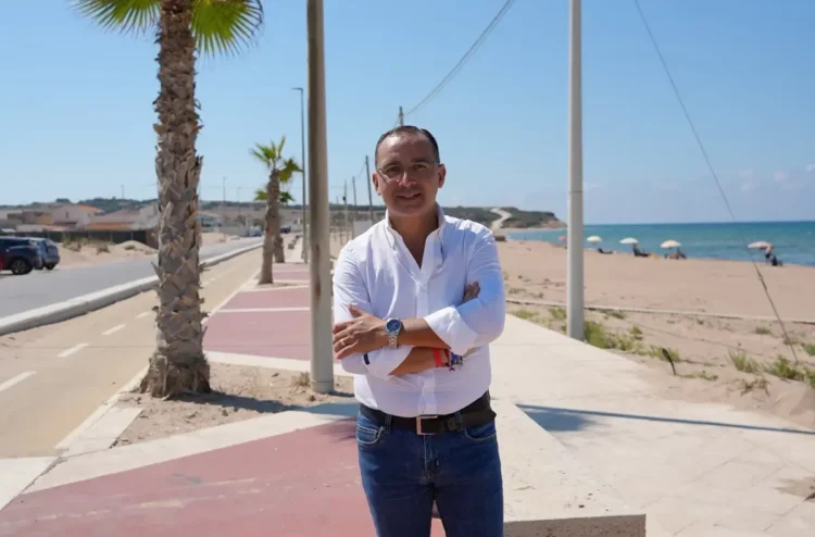 Andrea La Rosa sul lungomare di Cammarana durante un sopralluogo