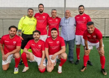 La squadra dell'Ordine delle Professioni Infermieristiche di Ragusa posa sul campo dello Sporting Club insieme al presidente Gaetano Monsù durante il Torneo amatoriale delle professioni.