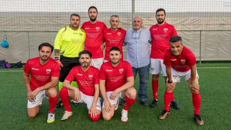 La squadra dell'Ordine delle Professioni Infermieristiche di Ragusa posa sul campo dello Sporting Club insieme al presidente Gaetano Monsù durante il Torneo amatoriale delle professioni.