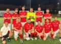 La squadra dell'Opi Ragusa posa sul campo da calcio prima di una partita del Torneo delle Professioni, competizione amatoriale organizzata sotto l'egida della Figc iblea