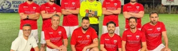 La squadra dell'Opi Ragusa posa sul campo da calcio prima di una partita del Torneo delle Professioni, competizione amatoriale organizzata sotto l'egida della Figc iblea