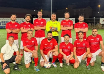 La squadra dell'Opi Ragusa posa sul campo da calcio prima di una partita del Torneo delle Professioni, competizione amatoriale organizzata sotto l'egida della Figc iblea