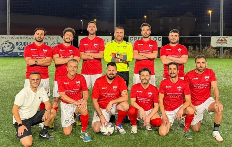 La squadra dell'Opi Ragusa posa sul campo da calcio prima di una partita del Torneo delle Professioni, competizione amatoriale organizzata sotto l'egida della Figc iblea