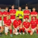 La squadra dell'Opi Ragusa posa sul campo da calcio prima di una partita del Torneo delle Professioni, competizione amatoriale organizzata sotto l'egida della Figc iblea
