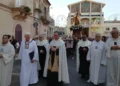 La processione della Madonna del Carmine attraversa il centro storico di Ragusa con il simulacro della Vergine, accompagnato dai Padri Carmelitani Scalzi e da numerosi fedeli davanti al santuario