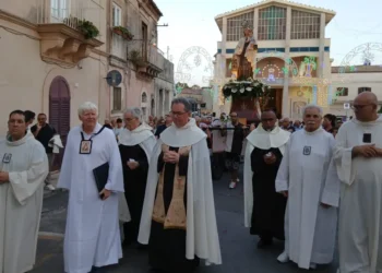 La processione della Madonna del Carmine attraversa il centro storico di Ragusa con il simulacro della Vergine, accompagnato dai Padri Carmelitani Scalzi e da numerosi fedeli davanti al santuario