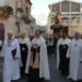 La processione della Madonna del Carmine attraversa il centro storico di Ragusa con il simulacro della Vergine, accompagnato dai Padri Carmelitani Scalzi e da numerosi fedeli davanti al santuario