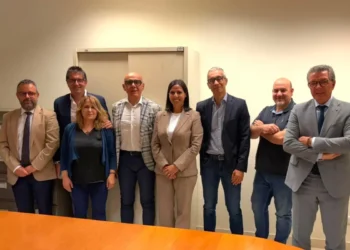 Delegazione dell’Ordine dei dottori commercialisti di Ragusa durante un incontro istituzionale con i rappresentanti dell’Agenzia delle Entrate-Riscossione in una sala riunioni