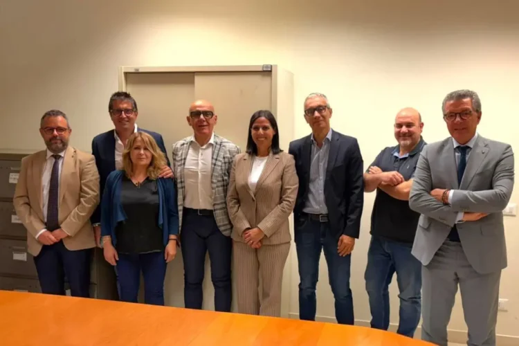 Delegazione dell’Ordine dei dottori commercialisti di Ragusa durante un incontro istituzionale con i rappresentanti dell’Agenzia delle Entrate-Riscossione in una sala riunioni