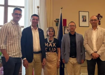 Il prefetto Tania Giallongo posa con la delegazione della Cna territoriale di Ragusa durante l'incontro istituzionale in Prefettura dedicato ai temi delle infrastrutture, della viabilità e della sicurezza delle imprese.