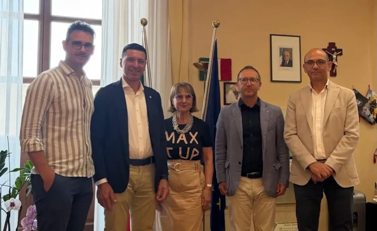 Il prefetto Tania Giallongo posa con la delegazione della Cna territoriale di Ragusa durante l'incontro istituzionale in Prefettura dedicato ai temi delle infrastrutture, della viabilità e della sicurezza delle imprese.