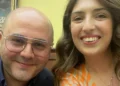 Salvatore Liuzzo e Cristina Betta sorridono durante un selfie scattato in un ambiente interno
