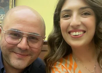 Salvatore Liuzzo e Cristina Betta sorridono durante un selfie scattato in un ambiente interno