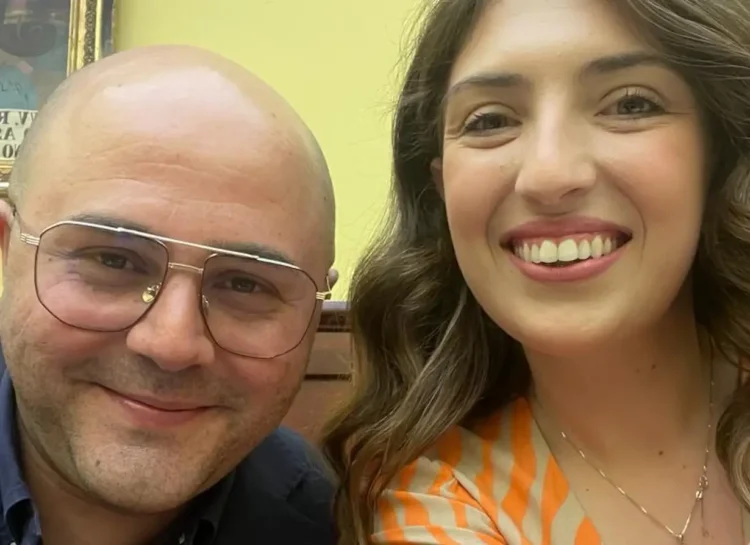 Salvatore Liuzzo e Cristina Betta sorridono durante un selfie scattato in un ambiente interno