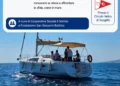 Una barca a vela con bambini, ragazzi e operatori durante un laboratorio di vela educativa nelle acque di Scoglitti, nell'ambito del progetto "Sprigiona il tuo cuore".