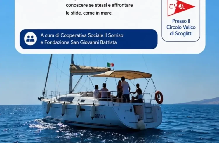 Una barca a vela con bambini, ragazzi e operatori durante un laboratorio di vela educativa nelle acque di Scoglitti, nell'ambito del progetto "Sprigiona il tuo cuore".