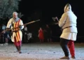 Due rievocatori in abiti medievali si affrontano durante un combattimento storico al MeMuFest 2026 di Giarratana, davanti al pubblico