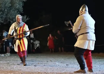 Due rievocatori in abiti medievali si affrontano durante un combattimento storico al MeMuFest 2026 di Giarratana, davanti al pubblico