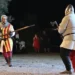 Due rievocatori in abiti medievali si affrontano durante un combattimento storico al MeMuFest 2026 di Giarratana, davanti al pubblico
