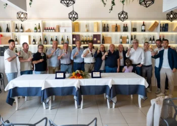 I rappresentanti di BASF Nunhems e del Consorzio Melone Mundial di Licata brindano dopo la firma del rinnovo dell'accordo triennale durante l'incontro a Licata.