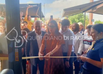 Taglio del nastro all'inaugurazione del nuovo McDonald's di Modica con il sindaco Maria Monisteri e il pubblico presente