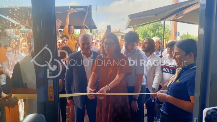 Taglio del nastro all'inaugurazione del nuovo McDonald's di Modica con il sindaco Maria Monisteri e il pubblico presente