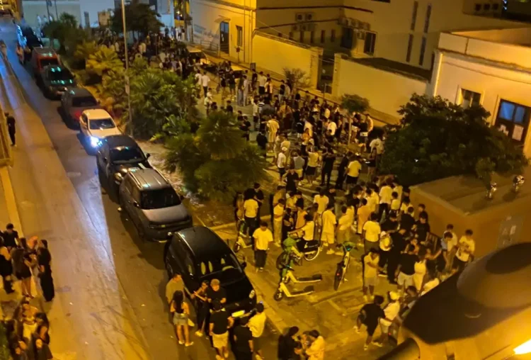 Movida notturna a Marina di Ragusa nella zona di via Genova
