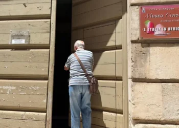 Ingresso del Museo Civico "L'Italia in Africa" di Ragusa con il portone socchiuso e una persona davanti all'entrata.