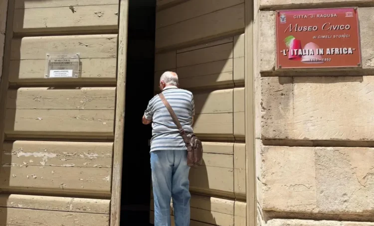 Ingresso del Museo Civico "L'Italia in Africa" di Ragusa con il portone socchiuso e una persona davanti all'entrata.