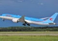 Aereo Boeing 787-9 Dreamliner della compagnia Neos in fase di decollo, impiegato per il collegamento diretto tra Catania e Zanzibar.