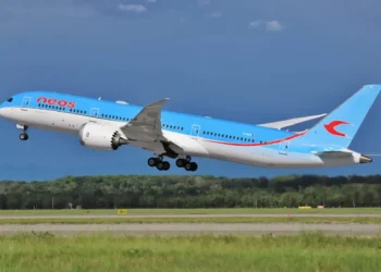 Aereo Boeing 787-9 Dreamliner della compagnia Neos in fase di decollo, impiegato per il collegamento diretto tra Catania e Zanzibar.