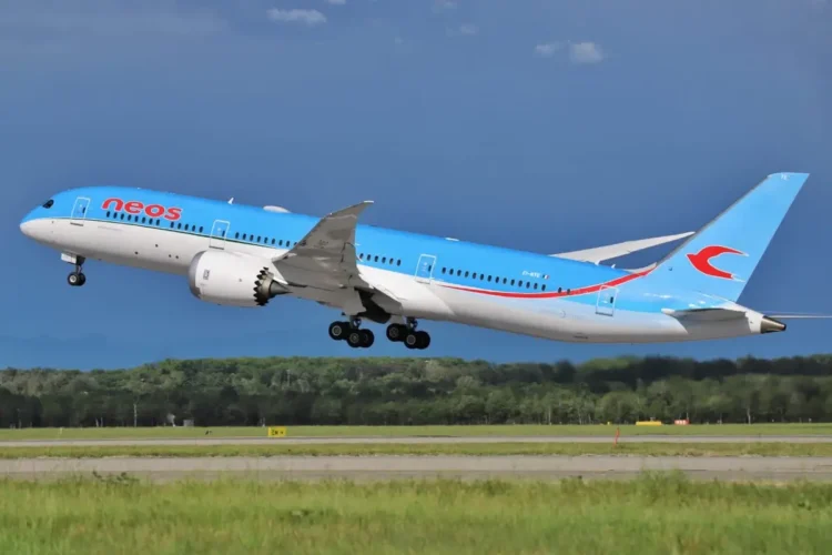 Aereo Boeing 787-9 Dreamliner della compagnia Neos in fase di decollo, impiegato per il collegamento diretto tra Catania e Zanzibar.