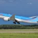 Aereo Boeing 787-9 Dreamliner della compagnia Neos in fase di decollo, impiegato per il collegamento diretto tra Catania e Zanzibar.