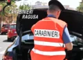 Carabiniere durante un controllo su un'auto a Pozzallo nel corso dell'attività che ha portato alla denuncia di un 19enne