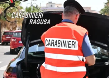 Carabiniere durante un controllo su un'auto a Pozzallo nel corso dell'attività che ha portato alla denuncia di un 19enne