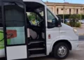 Minibus del servizio gratuito "Vai col Bus" a Santa Croce Camerina, attivo durante l'estate con collegamenti verso Punta Secca, Caucana, Casuzze e il Koala Maxi.