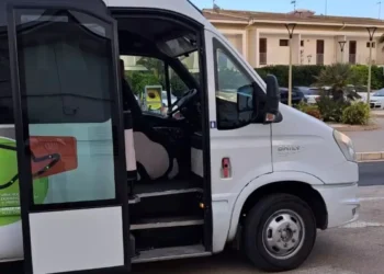 Minibus del servizio gratuito "Vai col Bus" a Santa Croce Camerina, attivo durante l'estate con collegamenti verso Punta Secca, Caucana, Casuzze e il Koala Maxi.