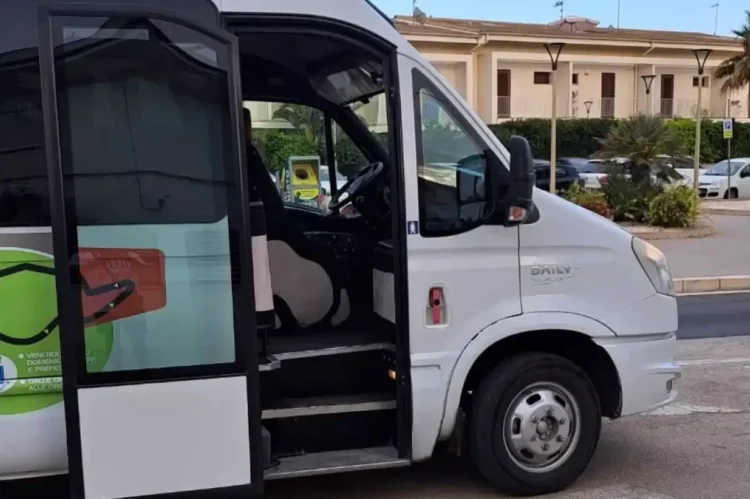 Minibus del servizio gratuito "Vai col Bus" a Santa Croce Camerina, attivo durante l'estate con collegamenti verso Punta Secca, Caucana, Casuzze e il Koala Maxi.