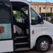Minibus del servizio gratuito "Vai col Bus" a Santa Croce Camerina, attivo durante l'estate con collegamenti verso Punta Secca, Caucana, Casuzze e il Koala Maxi.