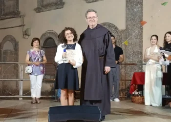 Una fase della premiazione di "Note sotto il Carmine", il festival dedicato alle giovani voci organizzato in piazza Carmine nell'ambito delle celebrazioni in onore della Madonna del Carmelo a Ragusa
