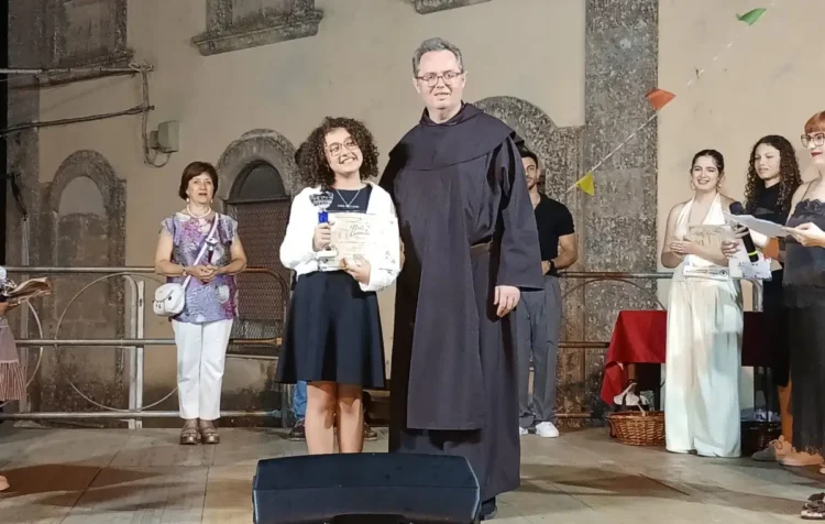 Una fase della premiazione di "Note sotto il Carmine", il festival dedicato alle giovani voci organizzato in piazza Carmine nell'ambito delle celebrazioni in onore della Madonna del Carmelo a Ragusa