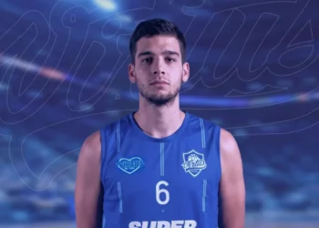 Raimundo Orrego con la maglia della Virtus Ragusa durante la presentazione ufficiale del nuovo acquisto della squadra.