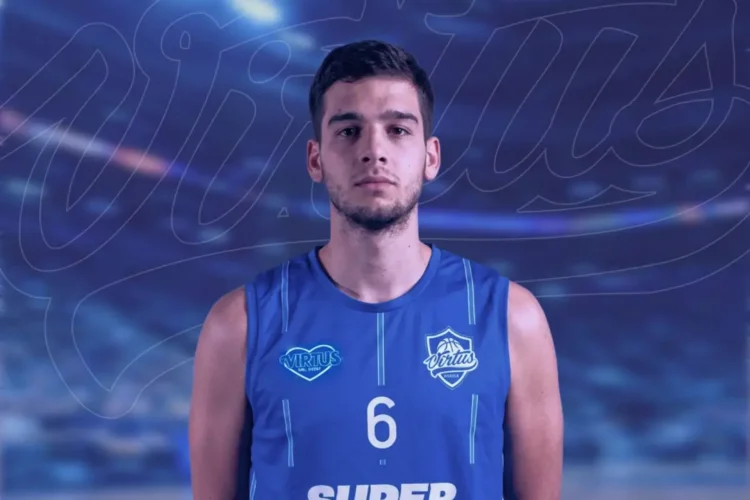 Raimundo Orrego con la maglia della Virtus Ragusa durante la presentazione ufficiale del nuovo acquisto della squadra.