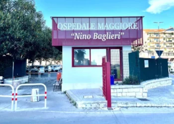 Ingresso dell'Ospedale Maggiore "Nino Baglieri" di Modica con l'insegna del presidio sanitario all'accesso principale.